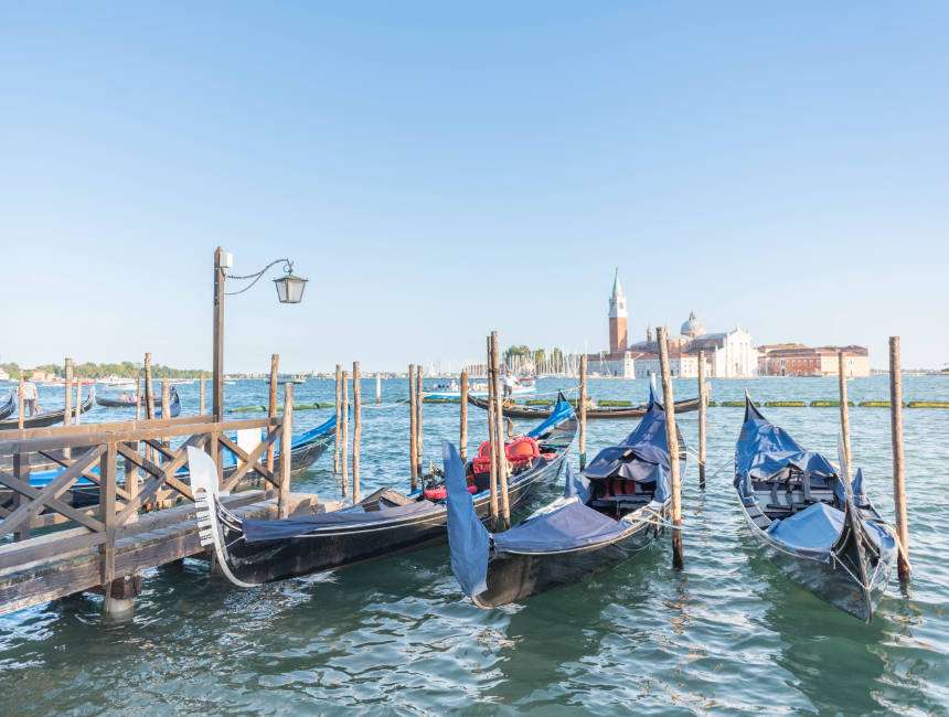 venice gondola boats gondoliers